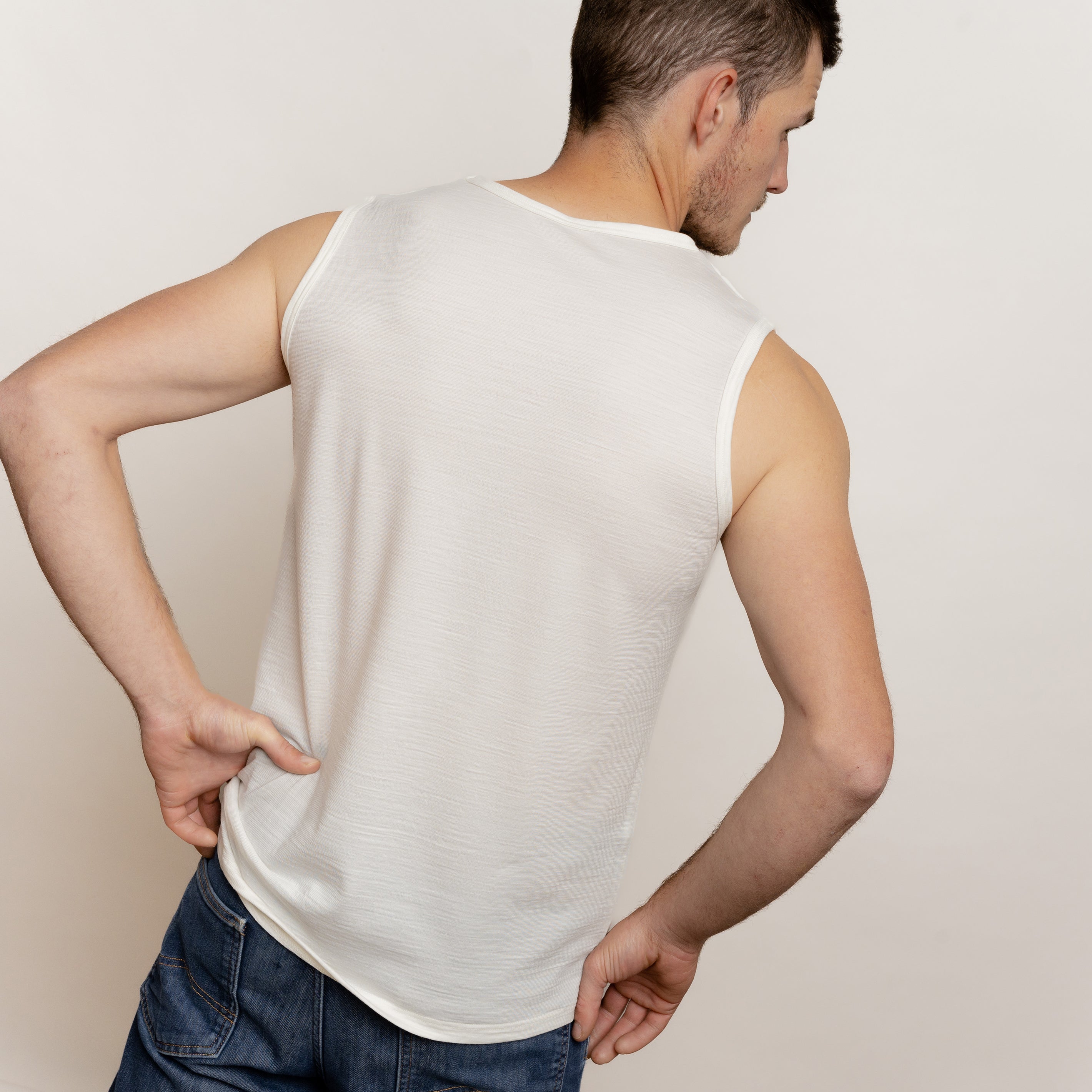 Model mit Merino Herren Tank-Top von Tom Fyfe in Wollweiß Rückansicht 