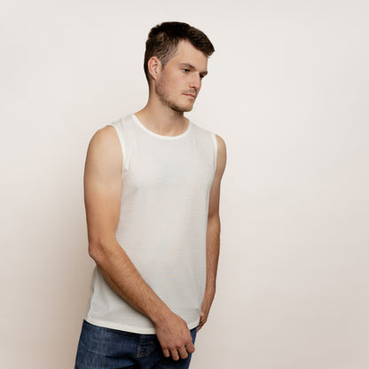 Model mit Merino Herren Tank-Top von Tom Fyfe in Wollweiß Frontansicht 