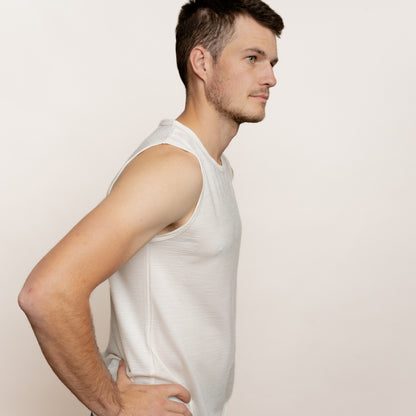 Model mit Merino Herren Tank-Top von Tom Fyfe in Wollweiß Seitenansicht 