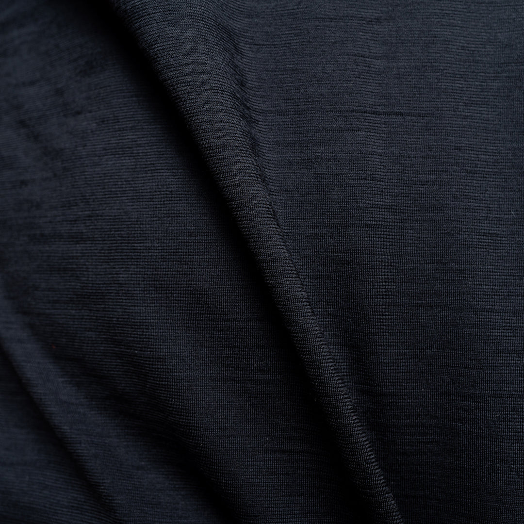 Merino Herren Shirt mit V-Ausschnitt Nahaufnahme der Stofffarbe von Tom Fyfe in Anthrazit #farbe_anthrazit