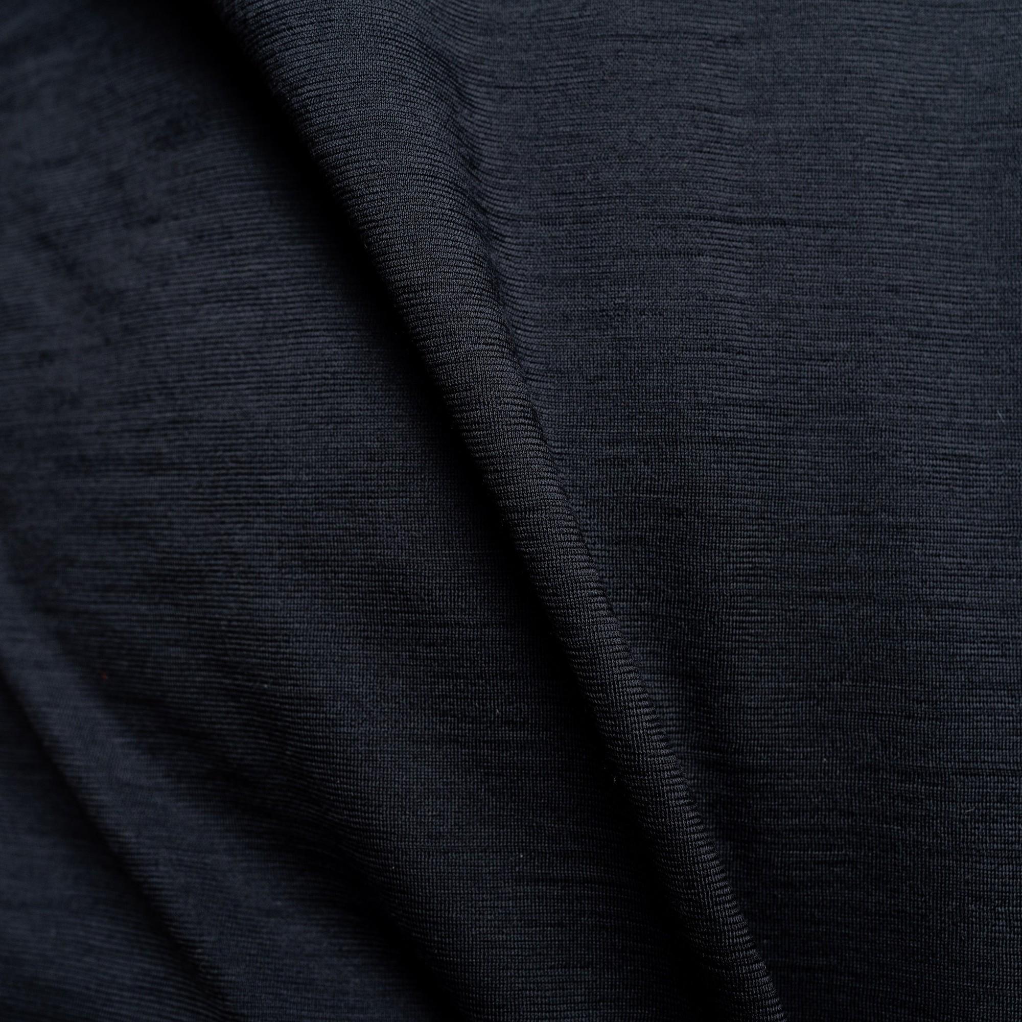Merino Herren Shirt mit V-Ausschnitt Nahaufnahme der Stofffarbe von Tom Fyfe in Anthrazit 