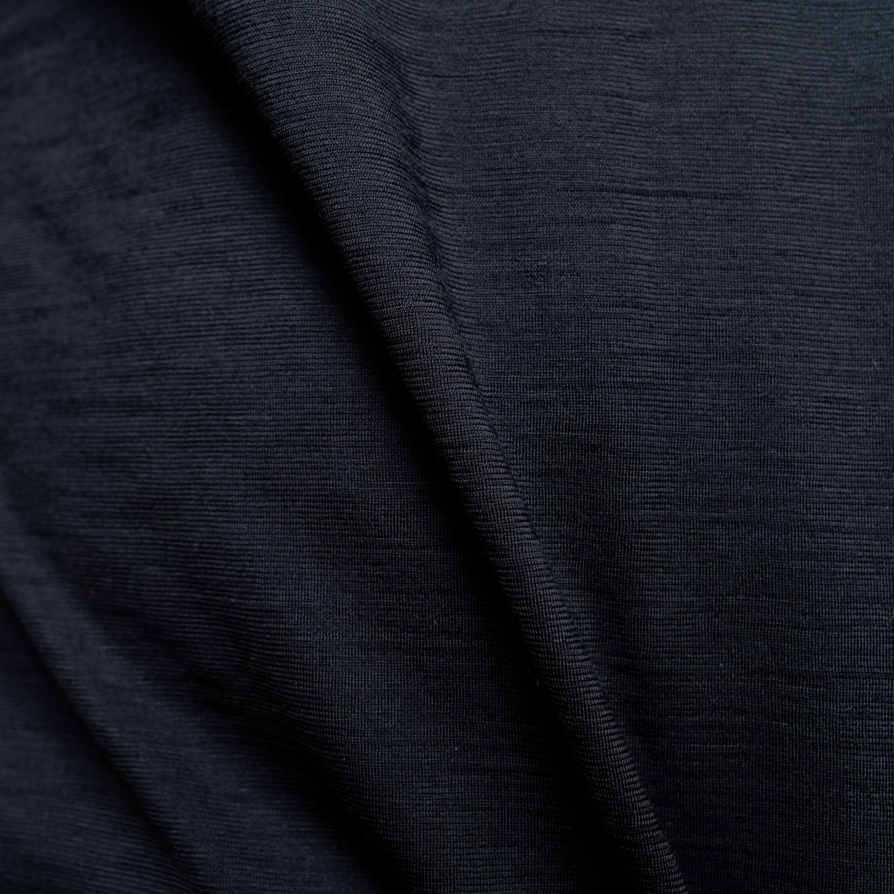 Merino Herren Shirt mit V-Ausschnitt Nahaufnahme der Stofffarbe von Tom Fyfe in Anthrazit 