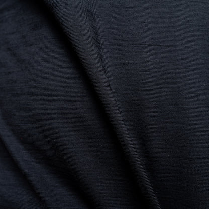 Merino Herren Shirt mit V-Ausschnitt Nahaufnahme der Stofffarbe von Tom Fyfe in Anthrazit 