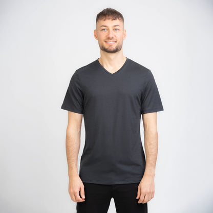 Merino Herren Shirt mit V-Ausschnitt Frontansicht von TOM FYFE in Anthrazit 