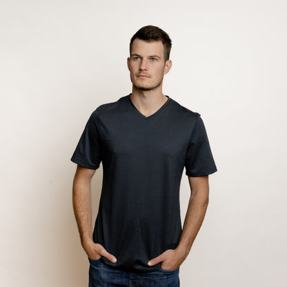 Merino Herren Shirt mit V-Ausschnitt Frontansicht von Tom Fyfe in Anthrazit 