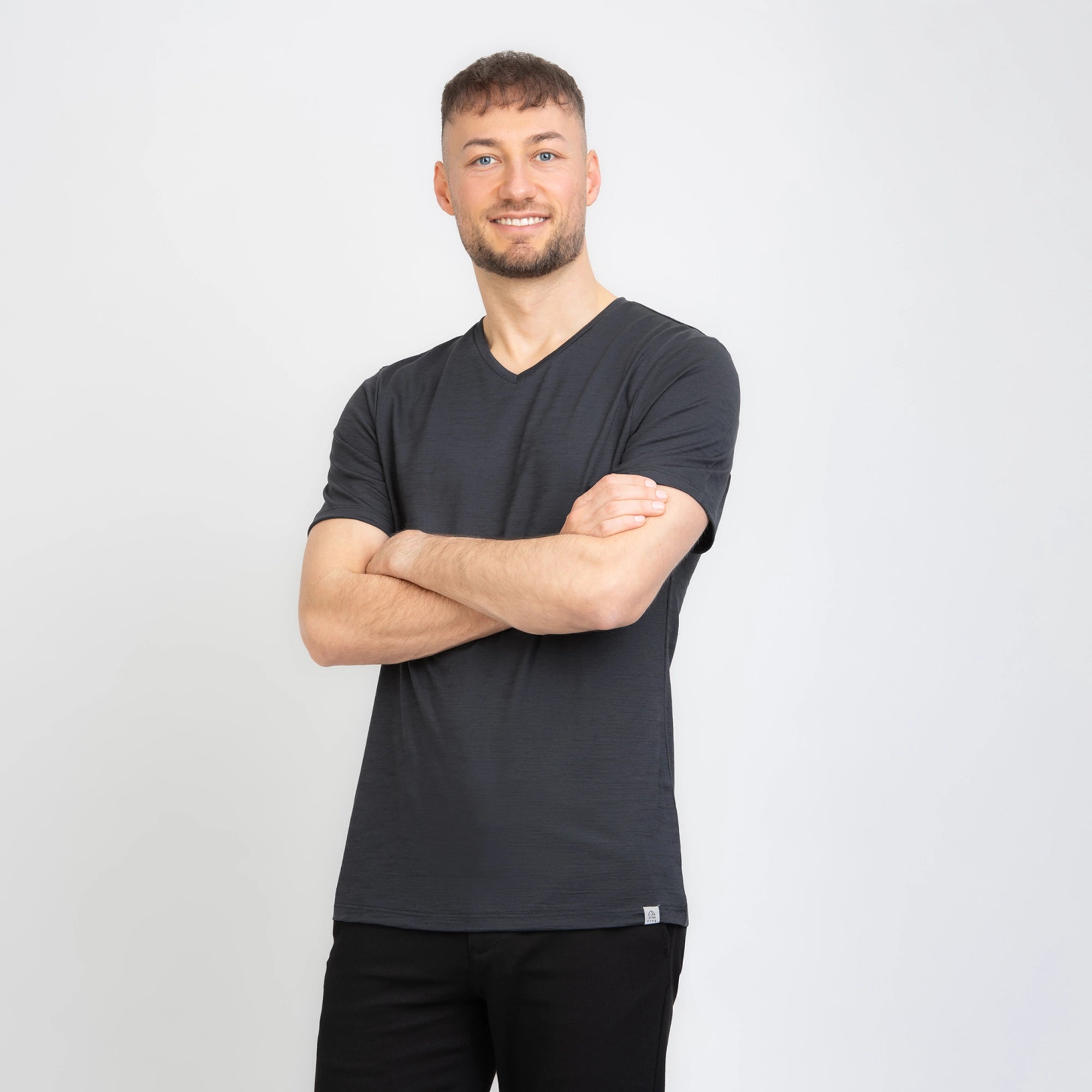 Merino Herren Shirt mit V-Ausschnitt Frontansicht von TOM FYFE in Anthrazit 
