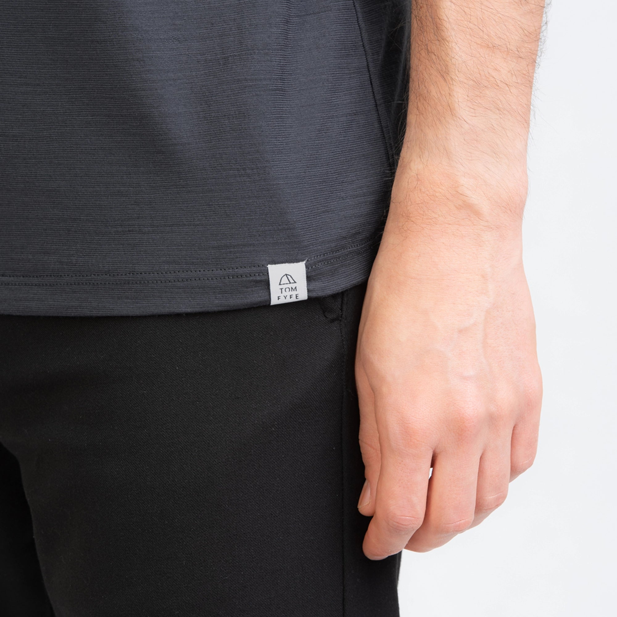 Merino Herren Shirt mit V-Ausschnitt und Logo von TOM FYFE in Anthrazit 
