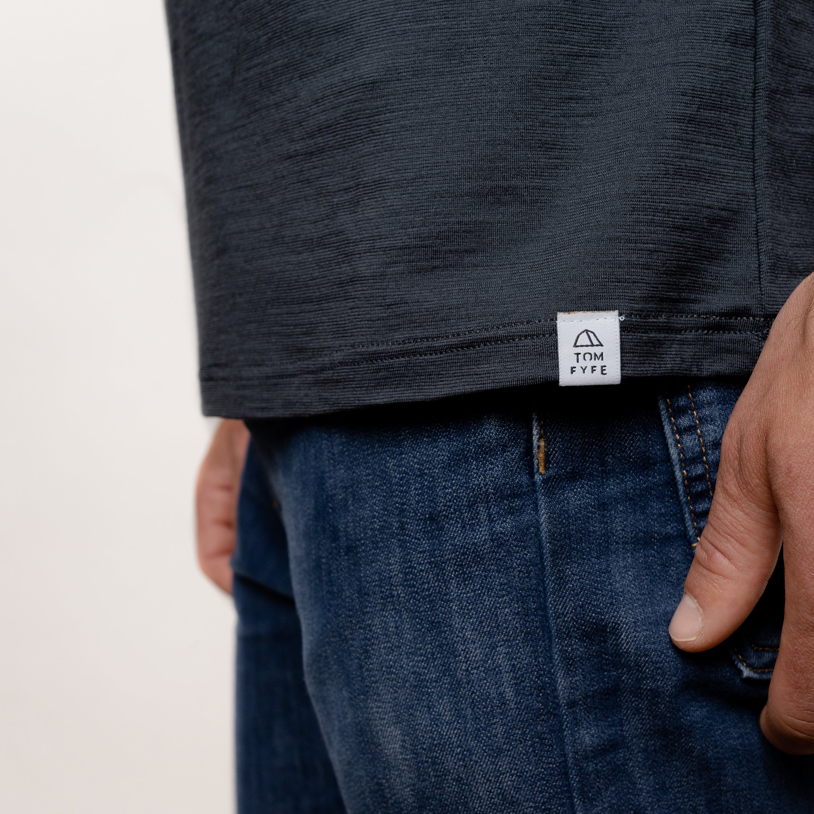 Merino Herren Shirt mit V-Ausschnitt und Logo von Tom Fyfe in Anthrazit 