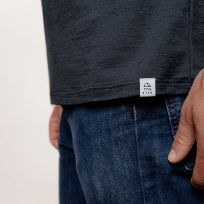 Merino Herren Shirt mit V-Ausschnitt und Logo von Tom Fyfe in Anthrazit 