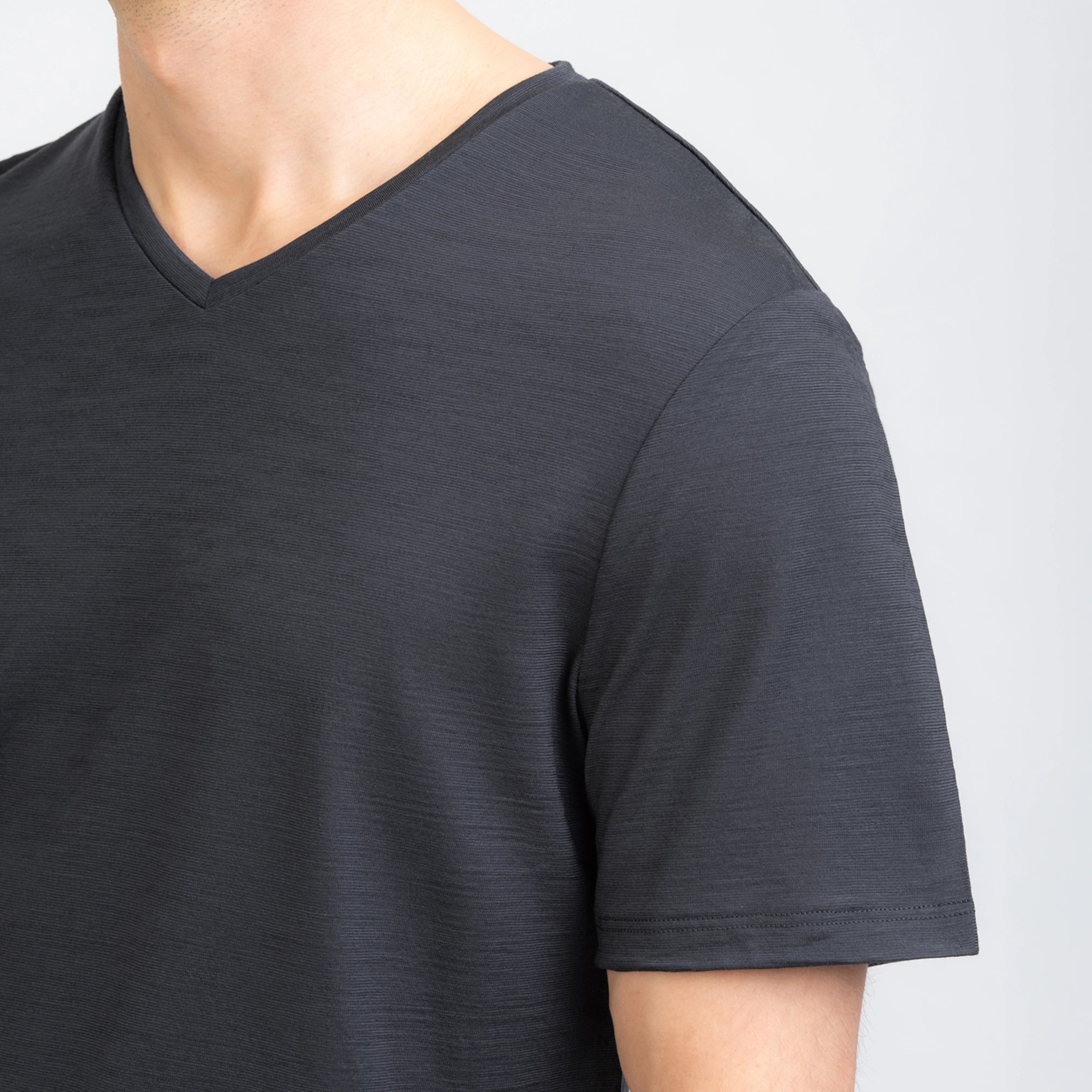 Merino Herren Shirt mit V-Ausschnitt Brustansicht von TOM FYFE in Anthrazit 