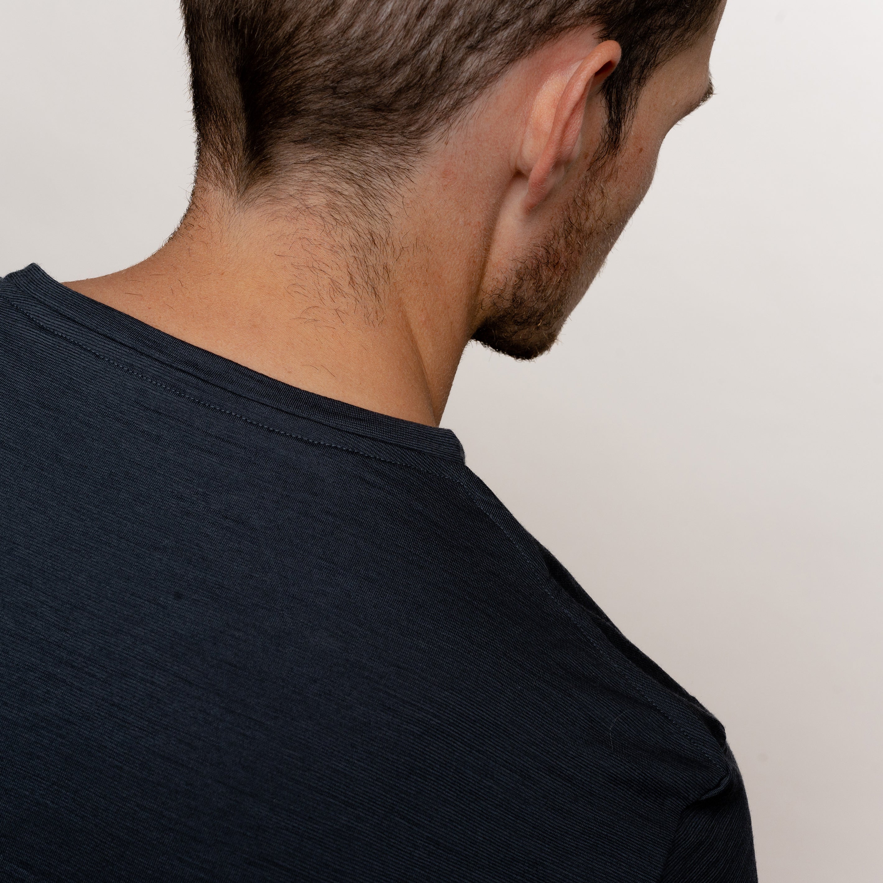 Merino Herren Shirt mit V-Ausschnitt Nackenausschnitt von Tom Fyfe in Anthrazit 