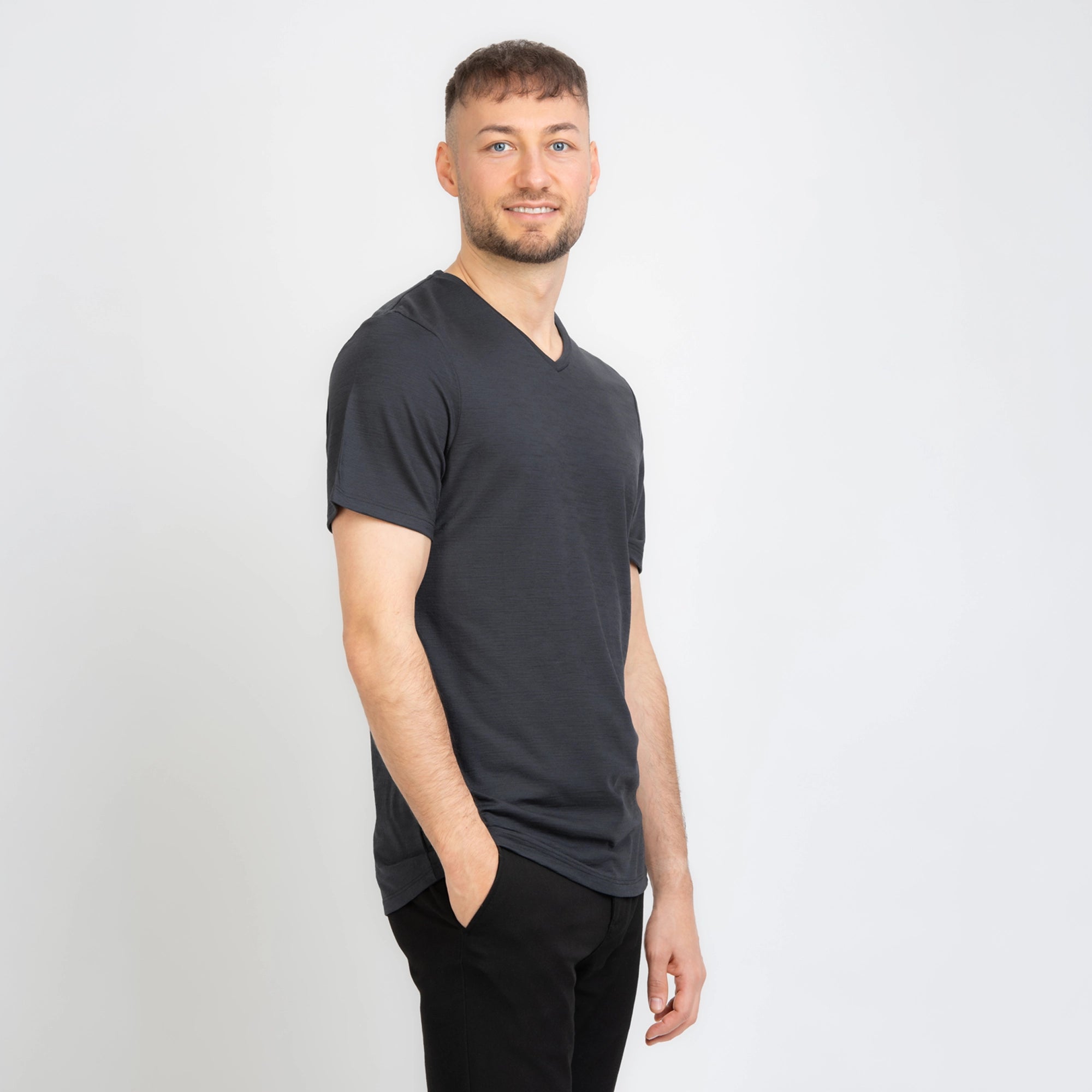 Merino Herren Shirt mit V-Ausschnitt Seitenansicht von TOM FYFE in Anthrazit 