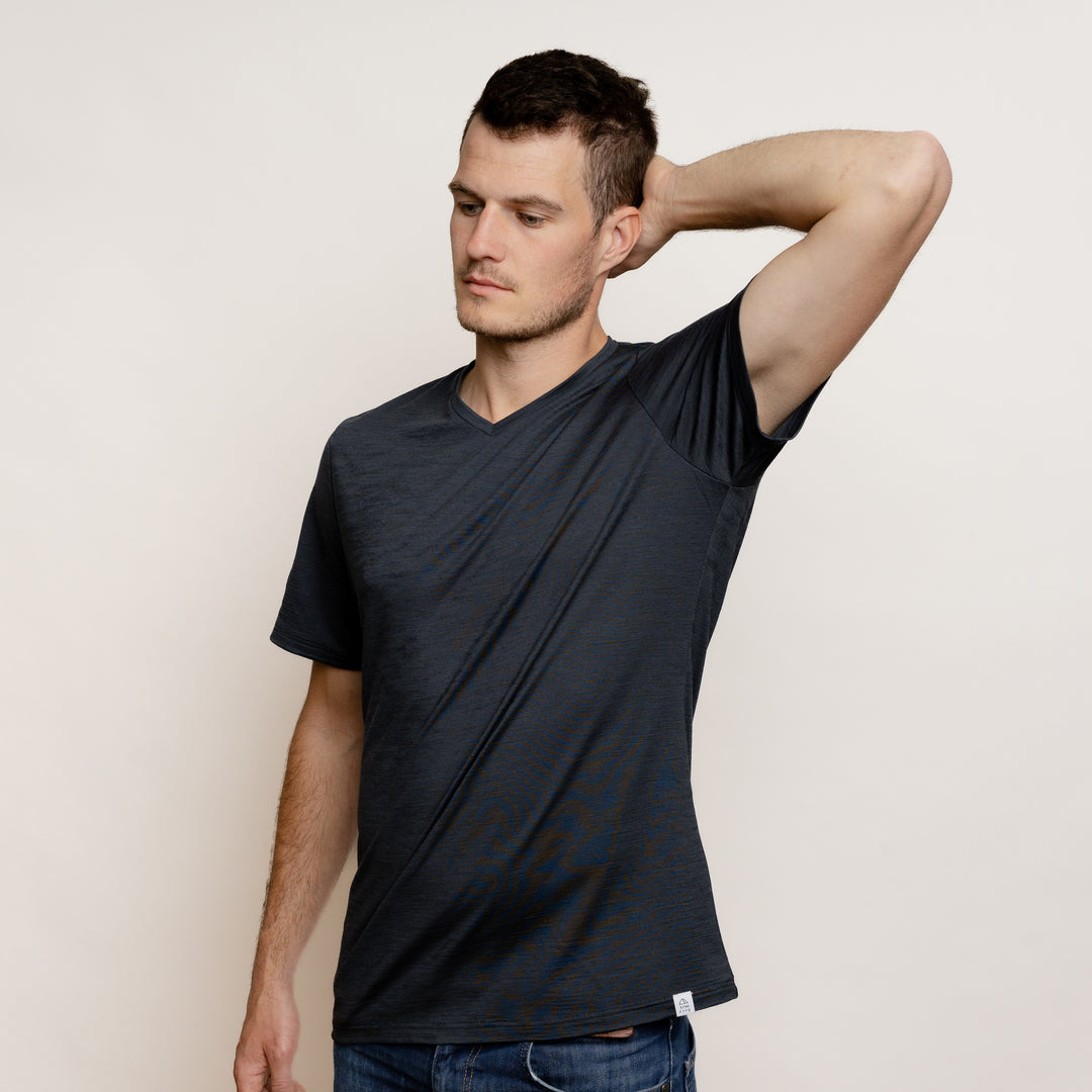 Model im Merino Herren Shirt mit V-Ausschnitt von Tom Fyfe in Anthrazit #farbe_anthrazit