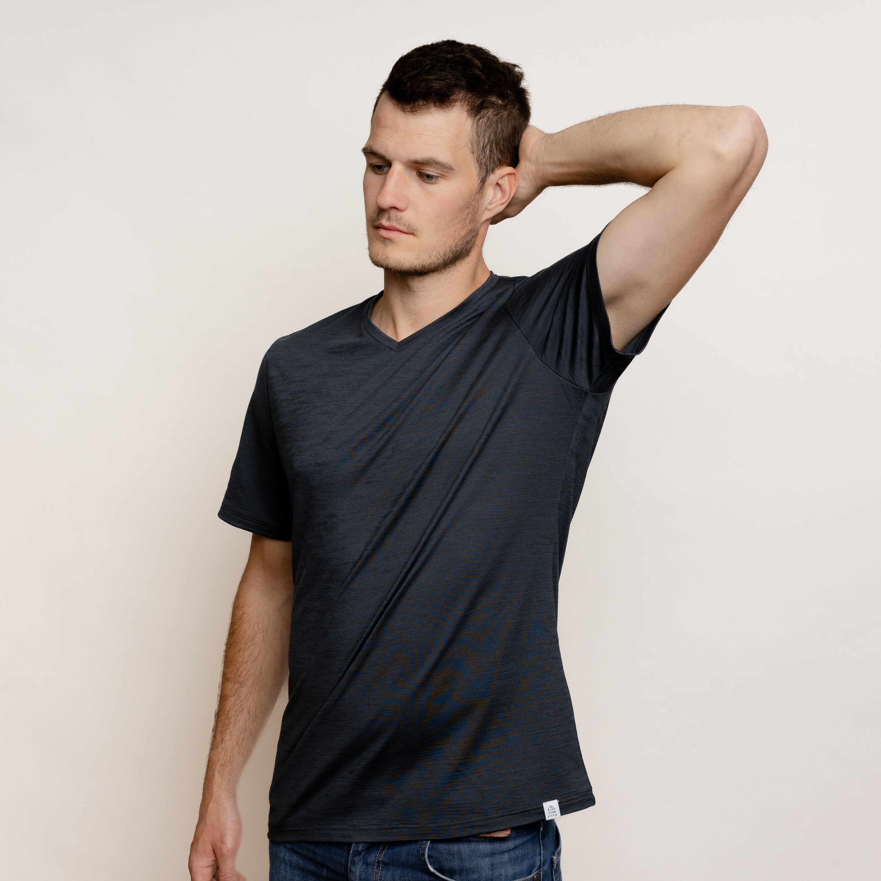 Model im Merino Herren Shirt mit V-Ausschnitt von Tom Fyfe in Anthrazit 