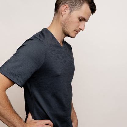 Merino Herren Shirt mit V-Ausschnitt Seitenansicht von Tom Fyfe in Anthrazit 