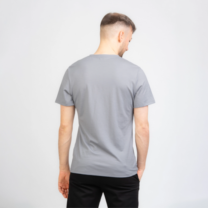 Merino Herren Shirt mit V-ausschnitt von TOM FYFE in Hellgrau Rueckenansicht 