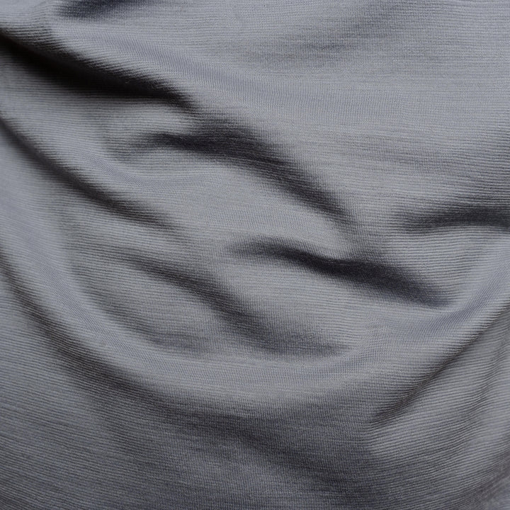 Merino Herren Shirt mit V-Ausschnitt Detailaufnahme der Stofffarbe von Tom Fyfe in Hellgrau #farbe_hellgrau