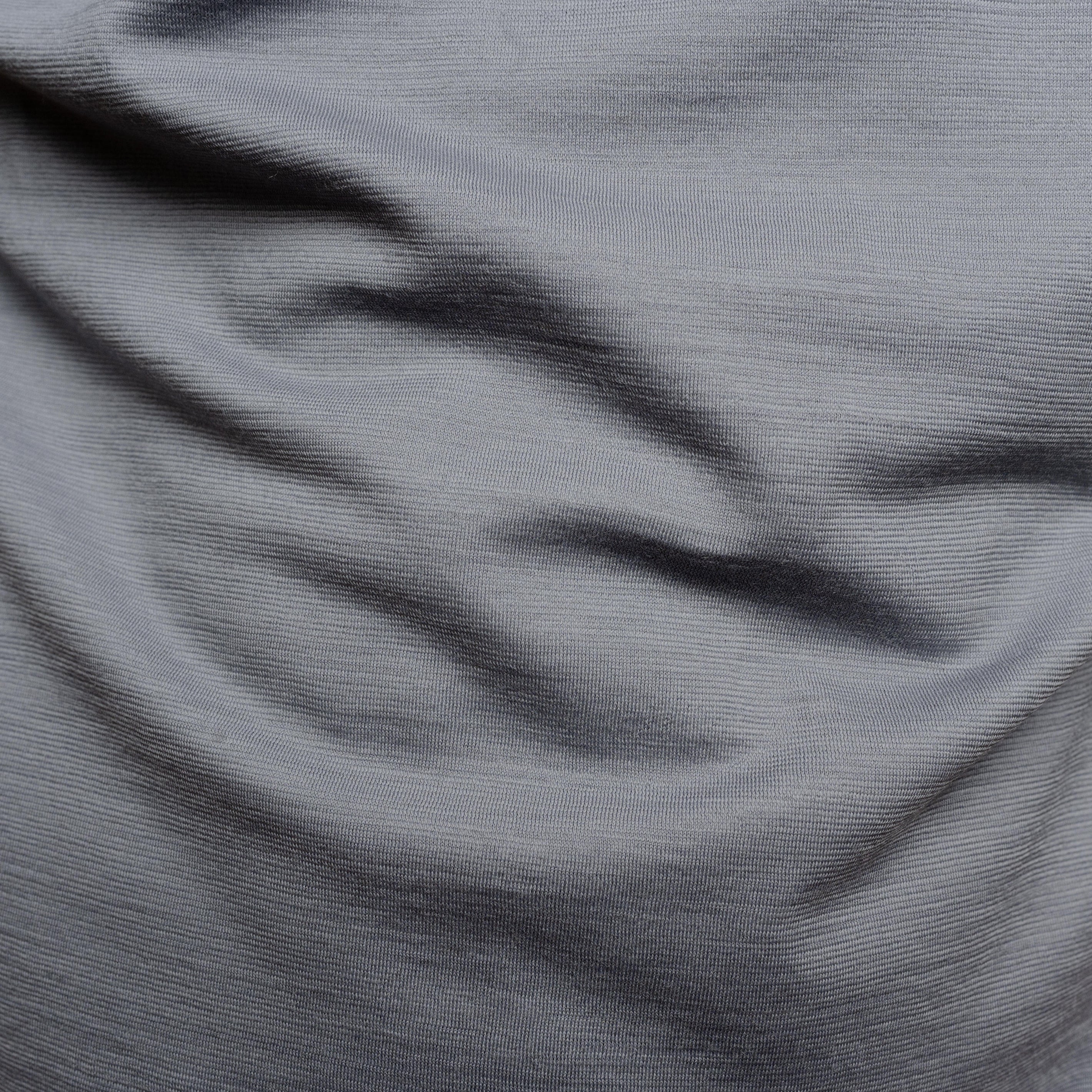 Merino Herren Shirt mit V-Ausschnitt Detailaufnahme der Stofffarbe von Tom Fyfe in Hellgrau 