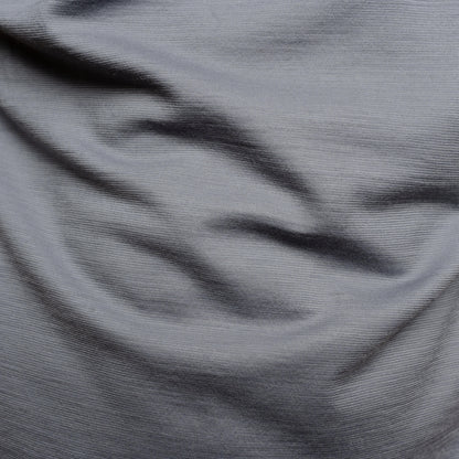 Merino Herren Shirt mit V-Ausschnitt Detailaufnahme der Stofffarbe von Tom Fyfe in Hellgrau 