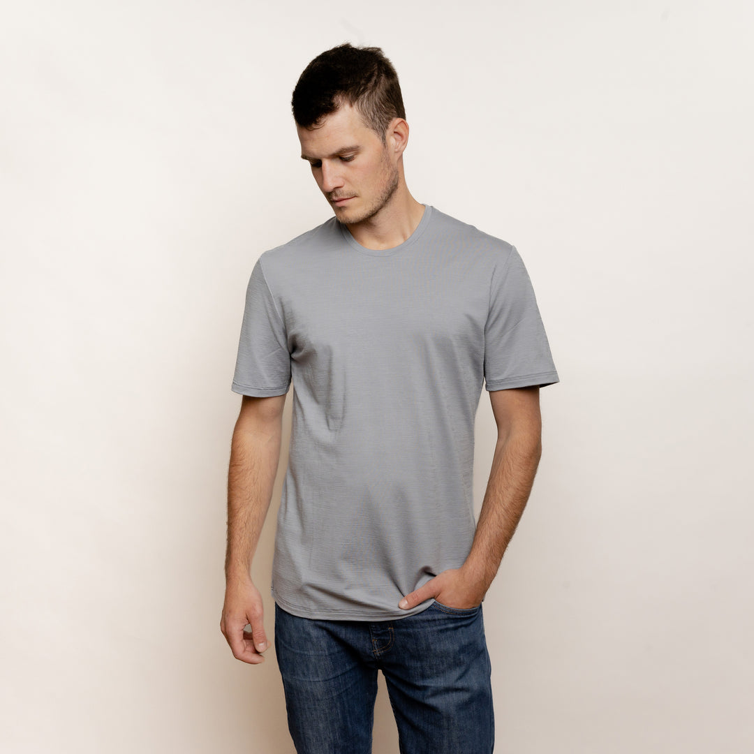 Model mit Merino Herren Shirt Frontansicht von Tom Fyfe in der Farbe Hellgrau #farbe_hellgrau 