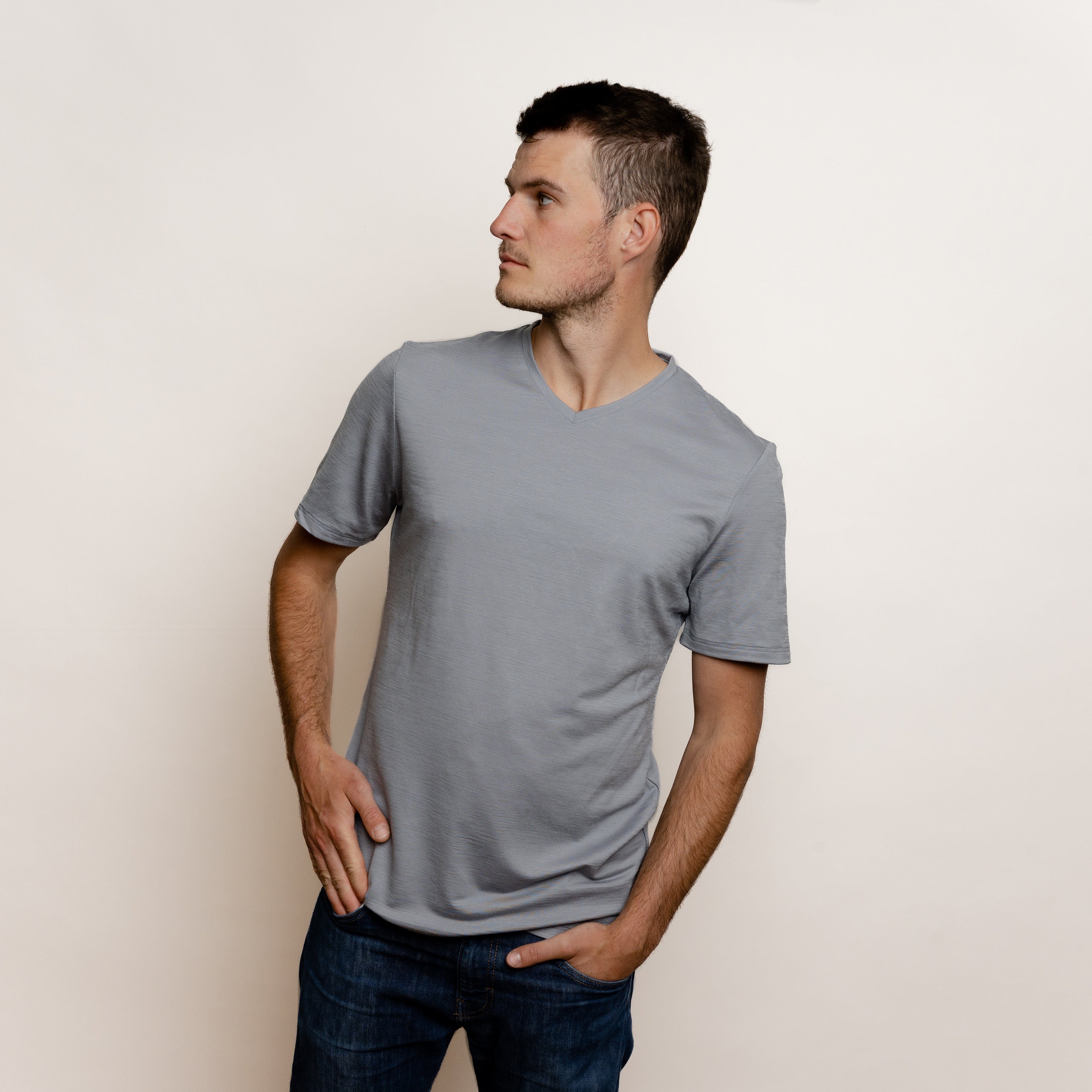 Merino Herren Shirt mit V-Ausschnitt Frontansicht von Tom Fyfe in Hellgrau #farbe_hellgrau