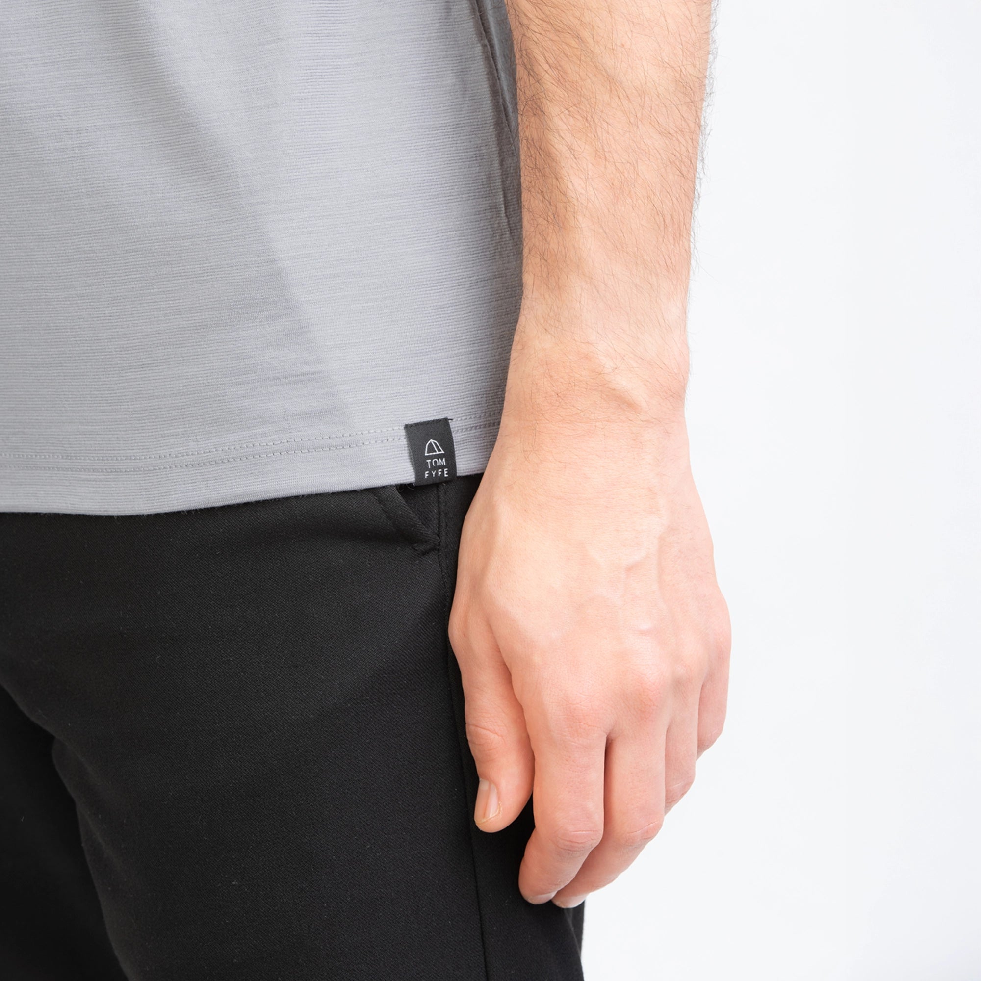 Logo vom Merino Herren Shirt mit V-Ausschnitt von TOM FYFE in Hellgrau 