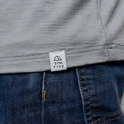 Logo vom Merino Herren Shirt mit V-Ausschnitt von Tom Fyfe in Hellgrau 