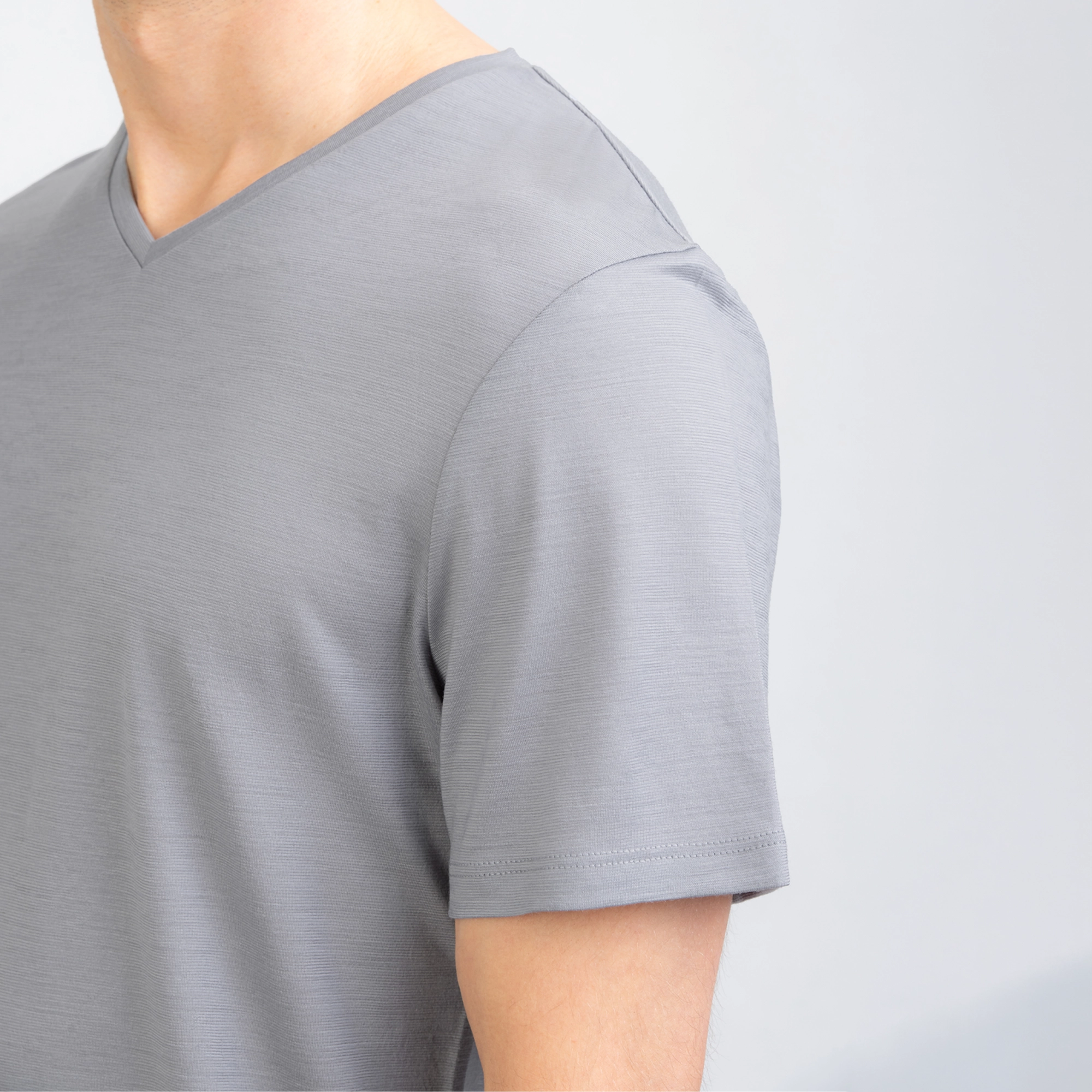 Merino Herren Shirt mit V-Ausschnitt Detailaufnahme des Ärmels von TOM FYFE in Hellgrau 