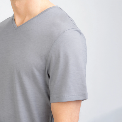 Merino Herren Shirt mit V-Ausschnitt Detailaufnahme des Ärmels von TOM FYFE in Hellgrau 