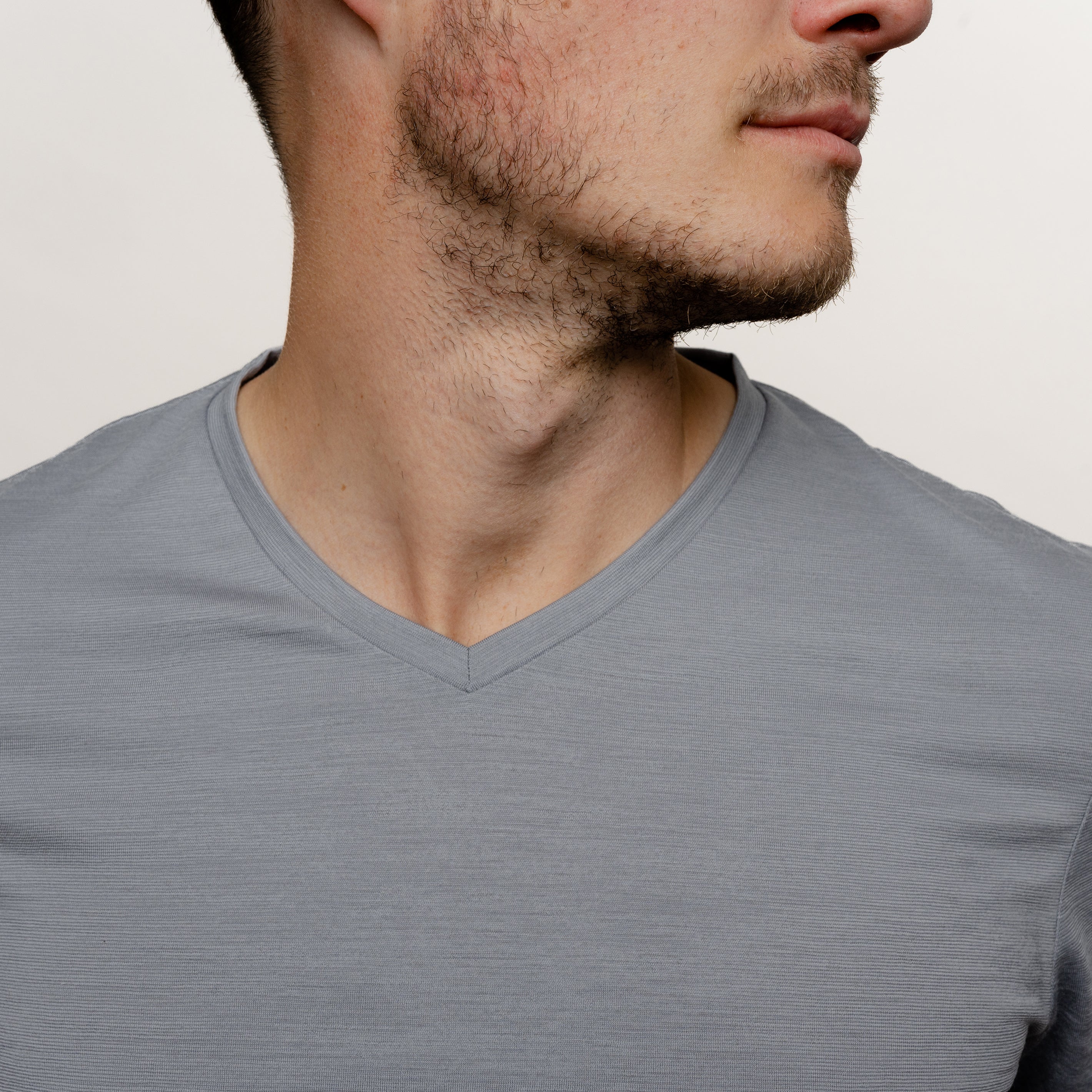 Merino Herren Shirt mit V-Ausschnitt von Tom Fyfe in Hellgrau Detailaufnahme des V-Necks 