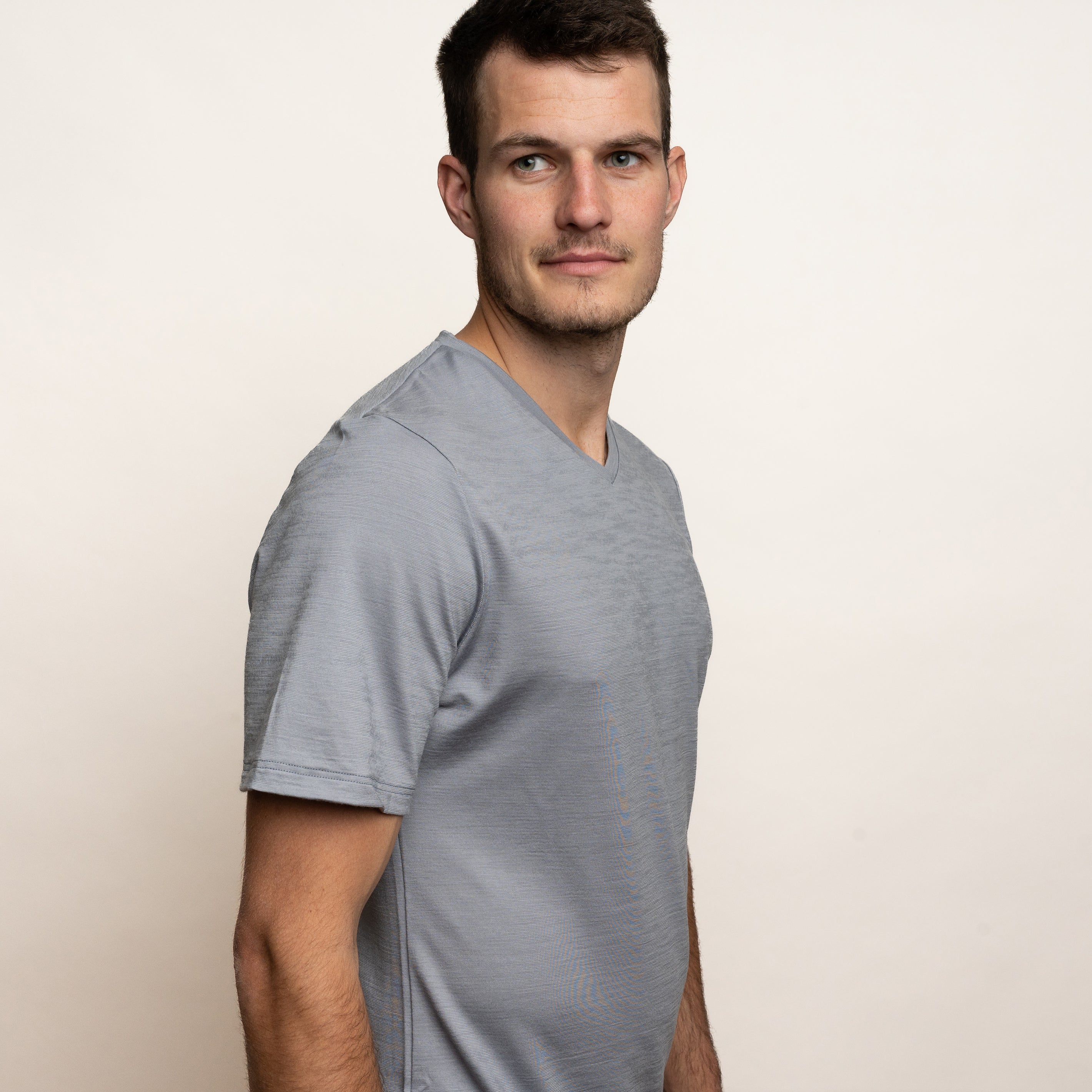 Merino Herren Shirt mit V-ausschnitt von Tom Fyfe in Hellgrau Seitenansicht #farbe_hellgrau