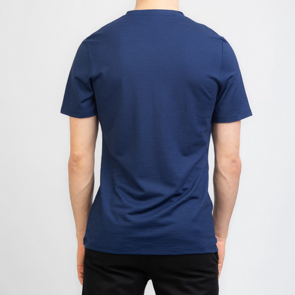 Merino Herren Shirt mit V-Ausschnitt Rueckenansicht von TOM FYFE in Marine 