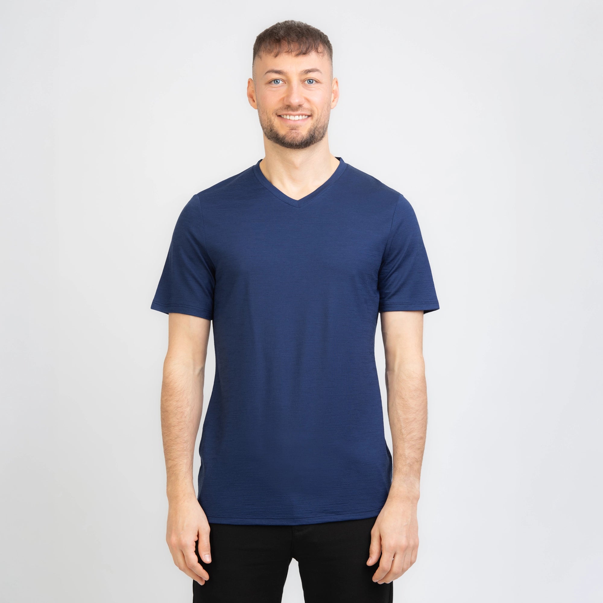 Merino Herren Shirt mit V-Ausschnitt Frontansicht von TOM FYFE in Marine 
