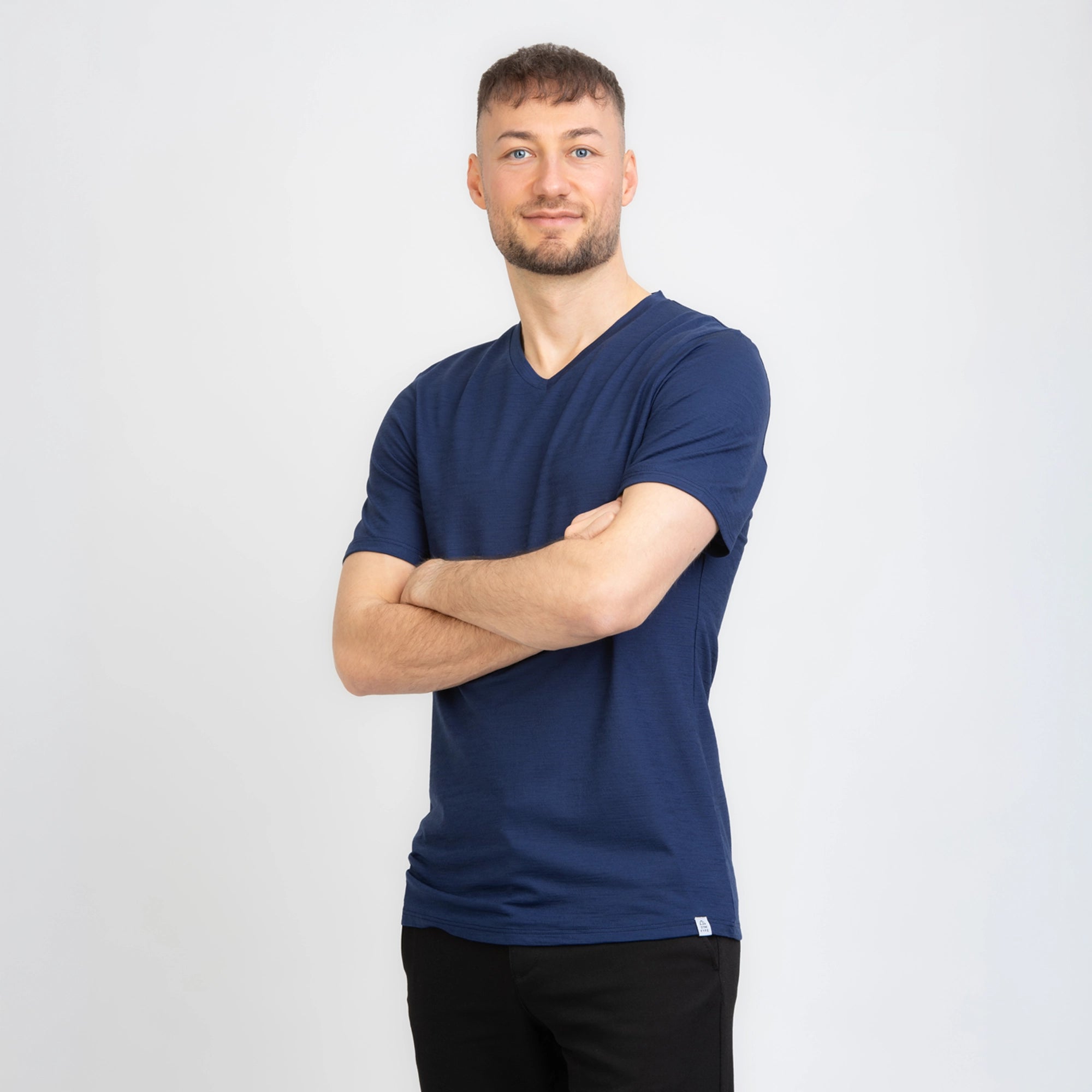 Merino Herren Shirt mit V-Ausschnitt Frontansicht von TOM FYFE in Marine 