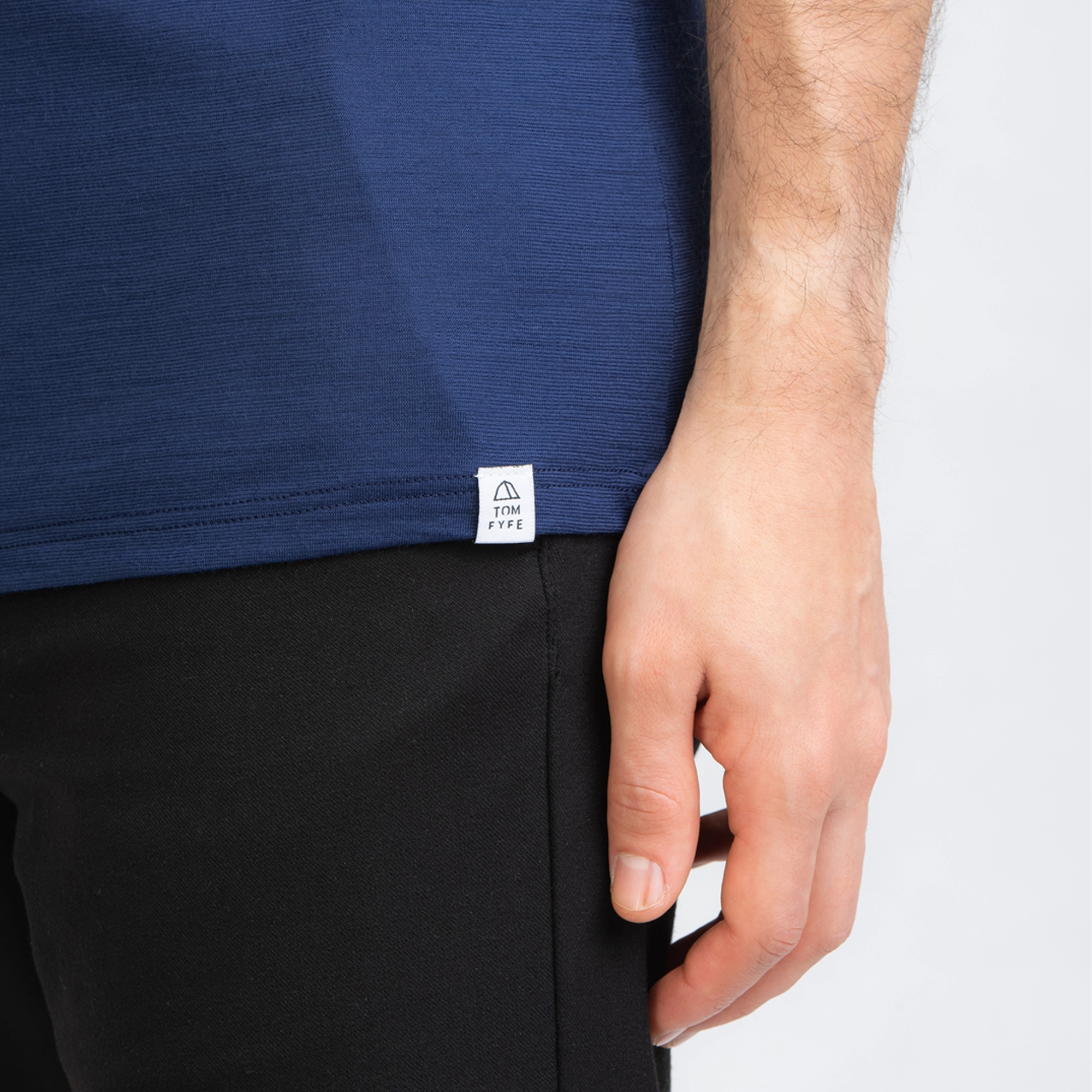 Merino Herren Shirt mit V-Ausschnitt Logo von TOM FYFE in Marine 