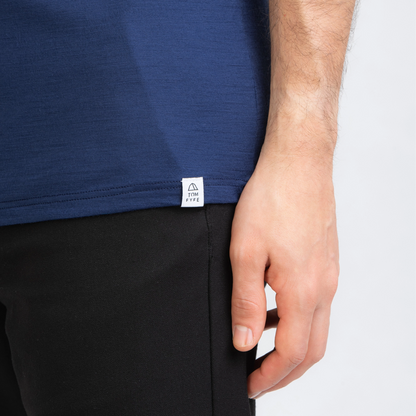 Merino Herren Shirt mit V-Ausschnitt Logo von TOM FYFE in Marine 