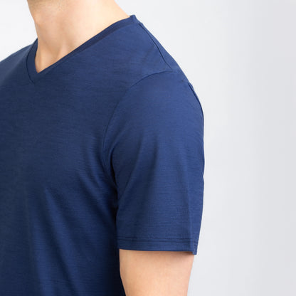 Merino Herren Shirt mit V-Ausschnitt von TOM FYFE in Marine Detailaufnahme des Ärmels 