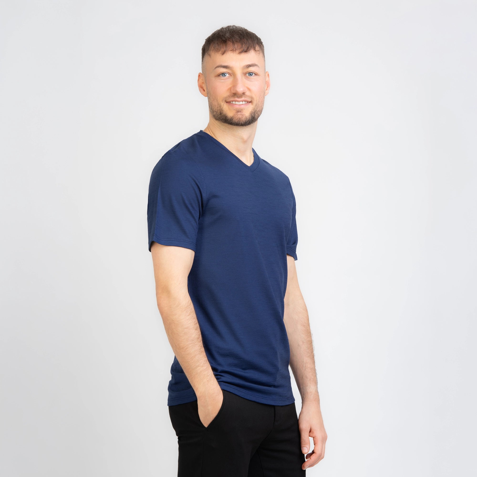 Model im Merino Herren Shirt mit V-Ausschnitt von TOM FYFE in Marine Seitenansicht 