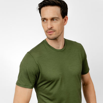 Model mit Merino Herren Shirt von Tom Fyfe in Waldgrün nähere Frontansicht 