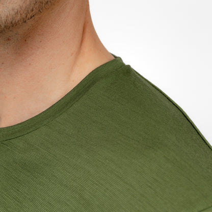 Model mit Merino Herren Shirt Nackenbereich von Tom Fyfe in Waldgrün 