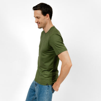 Model mit Merino Herren Shirt von Tom Fyfe in Waldgrün Seitenansicht 