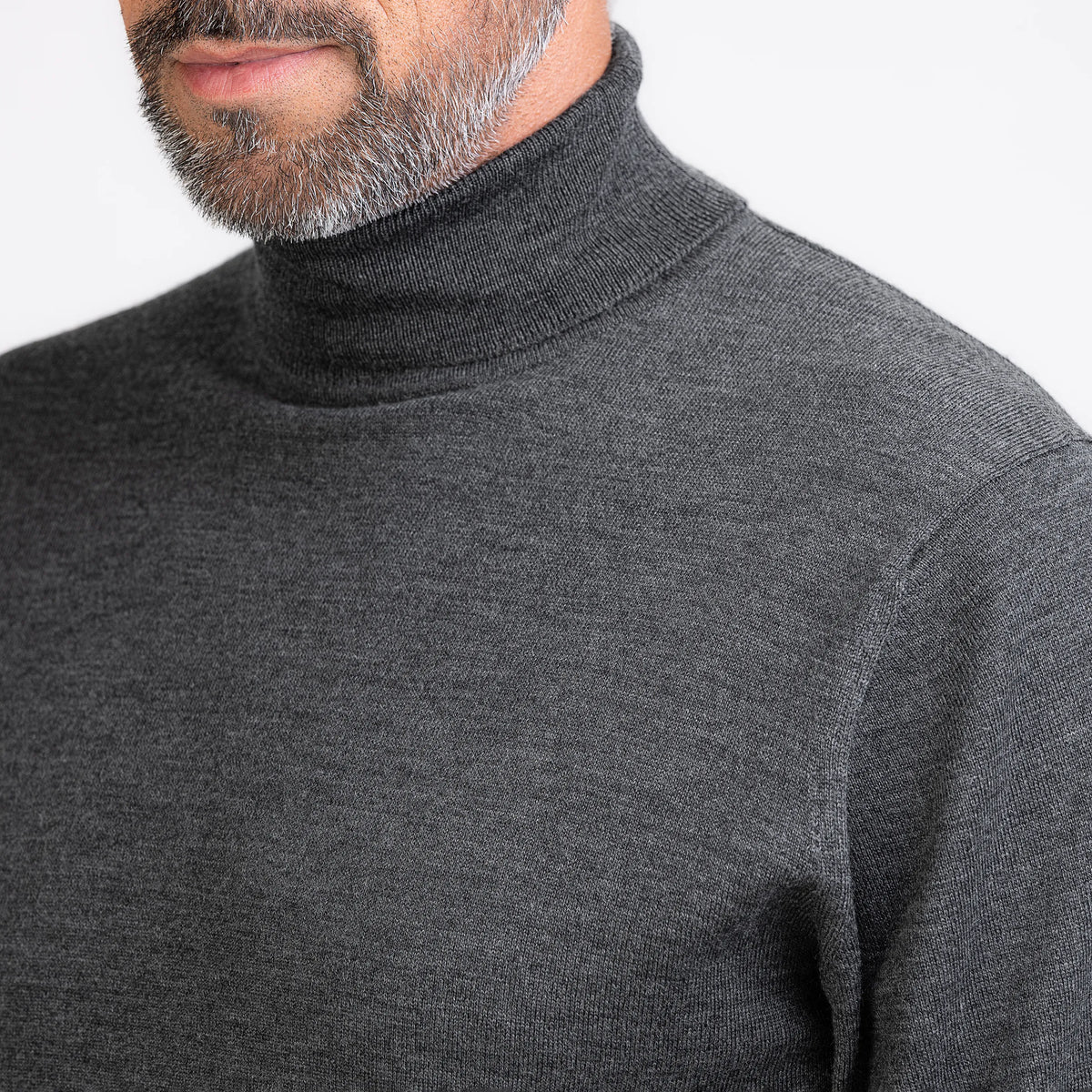 TOM FYFE Merino Herren Turtleneck-Pullover in Dark Gray Melange Schulter 