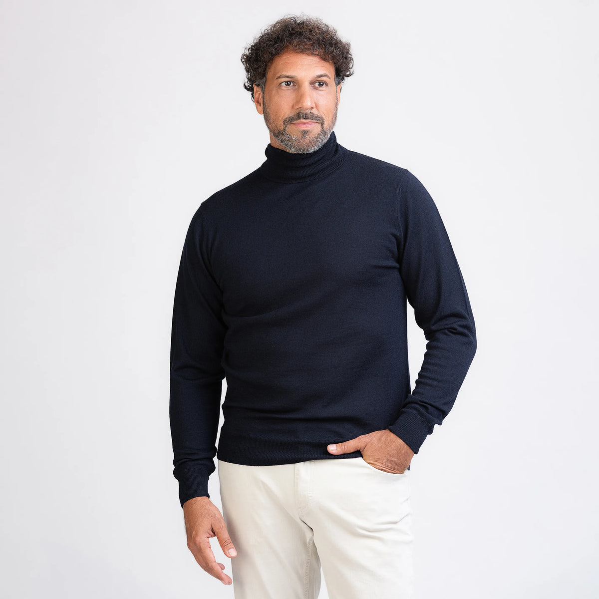 TOM FYFE Merino Herren Turtleneck-Pullover in Dark Navy Frontansicht 2 