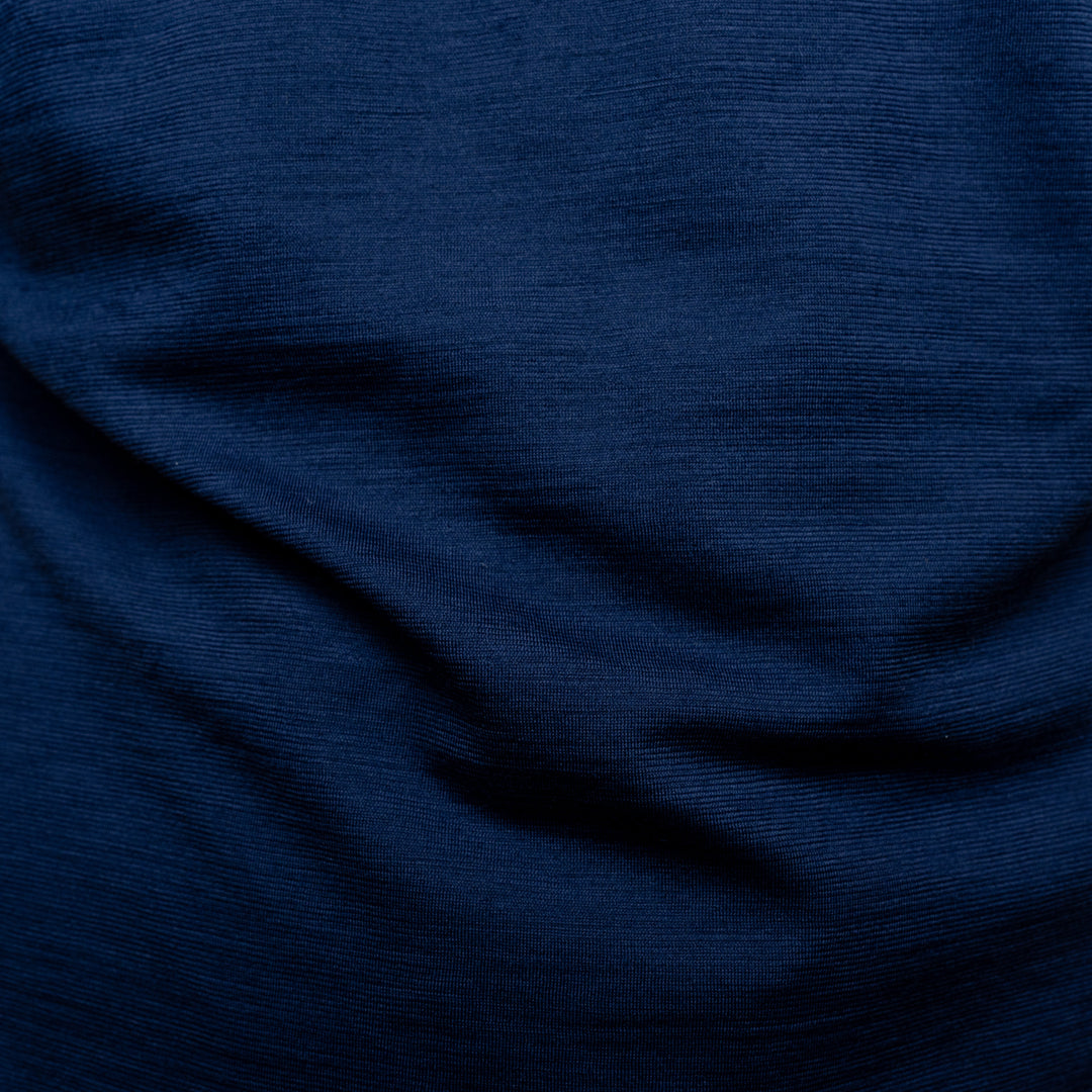 Detailaufnahme der Stofffarbe vom Merino Herren Shirt mit V-Ausschnitt von Tom Fyfe in Marine #farbe_marine