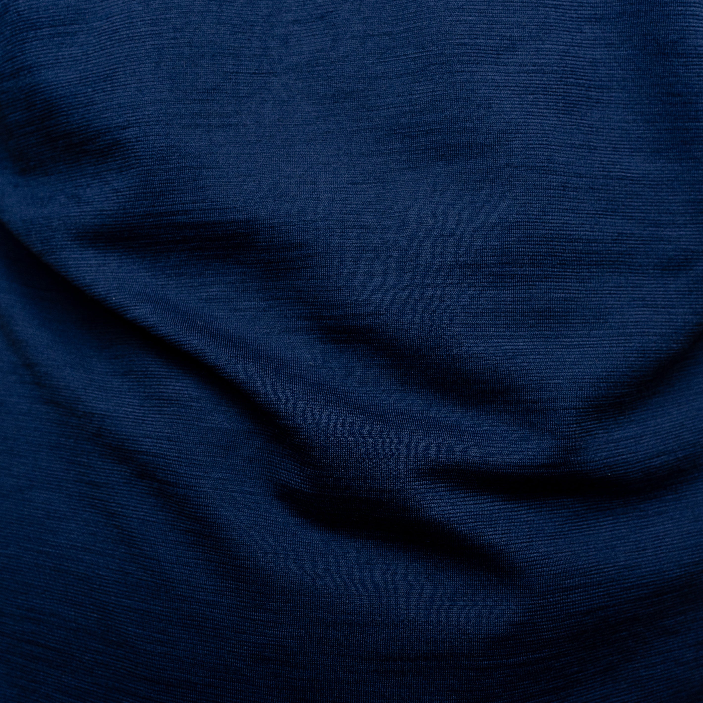 Detailaufnahme der Stofffarbe vom Merino Herren Shirt mit V-Ausschnitt von Tom Fyfe in Marine 