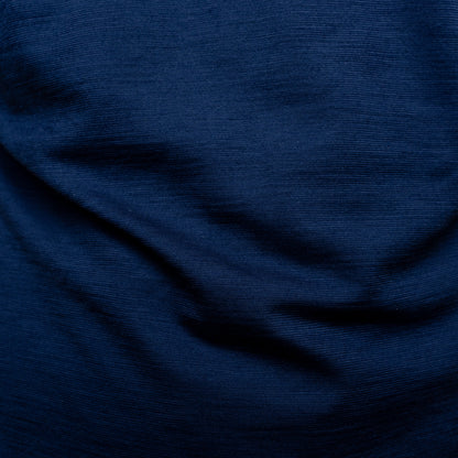 Detailaufnahme der Stofffarbe vom Merino Herren Shirt mit V-Ausschnitt von Tom Fyfe in Marine 