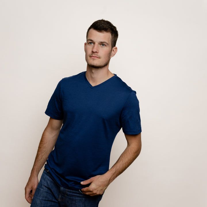 Merino Herren Shirt mit V-Ausschnitt Frontansicht von Tom Fyfe in Marine #farbe_marine