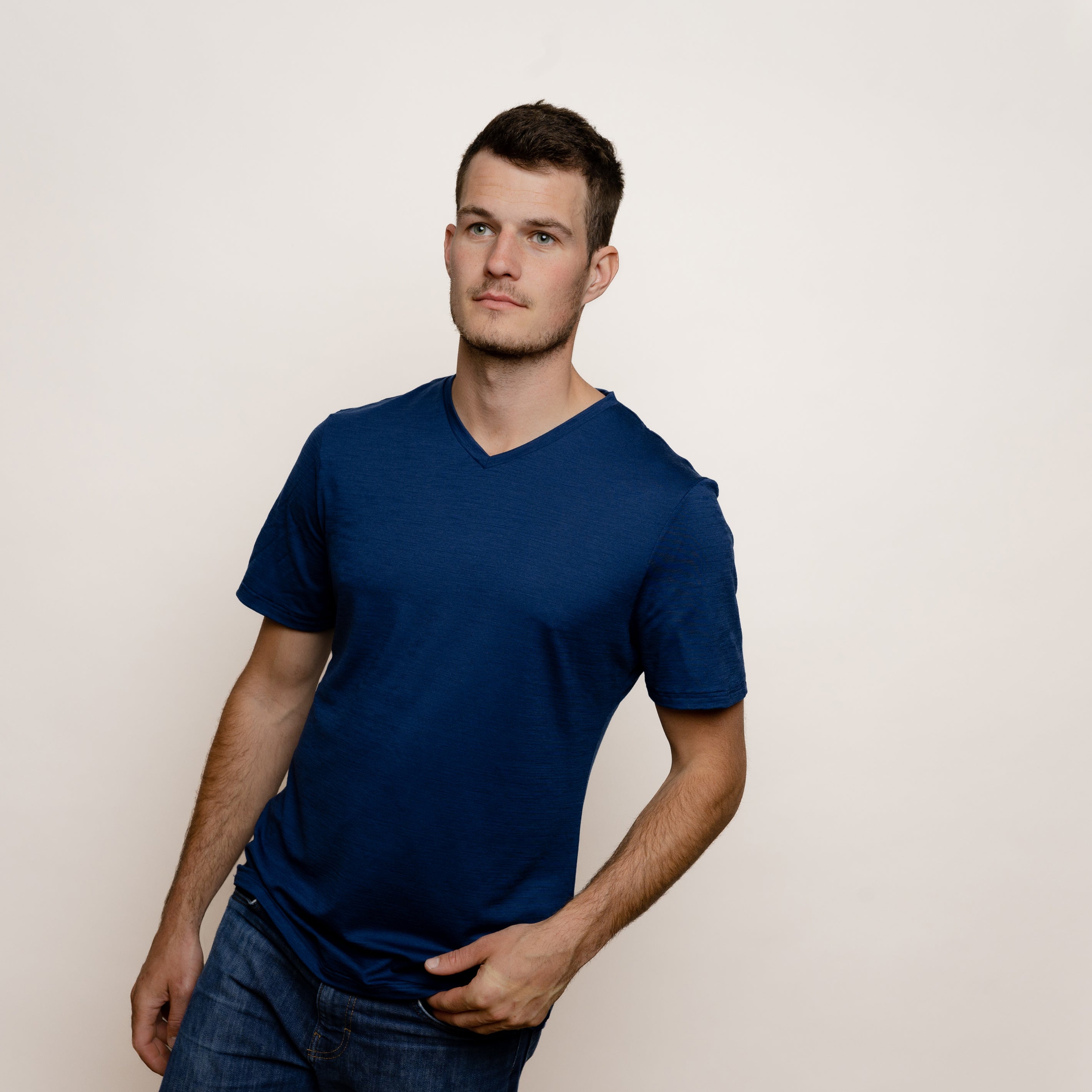 Merino Herren Shirt mit V-Ausschnitt Frontansicht von Tom Fyfe in Marine 