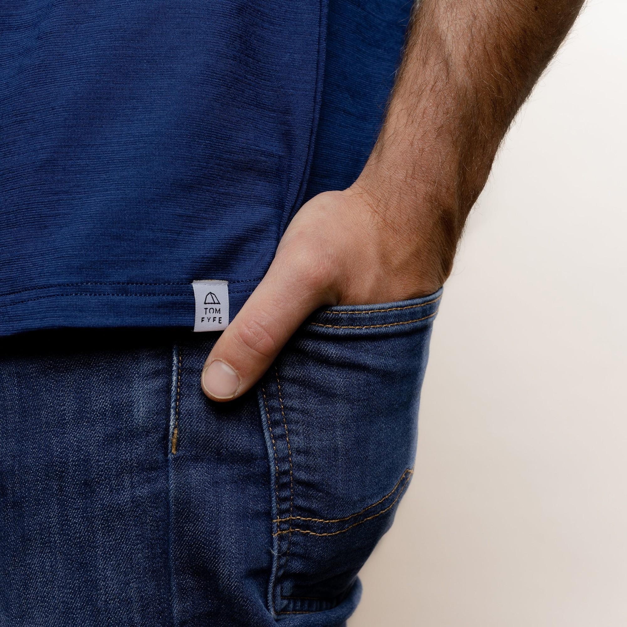 Merino Herren Shirt mit V-Ausschnitt Logo von Tom Fyfe in Marine 