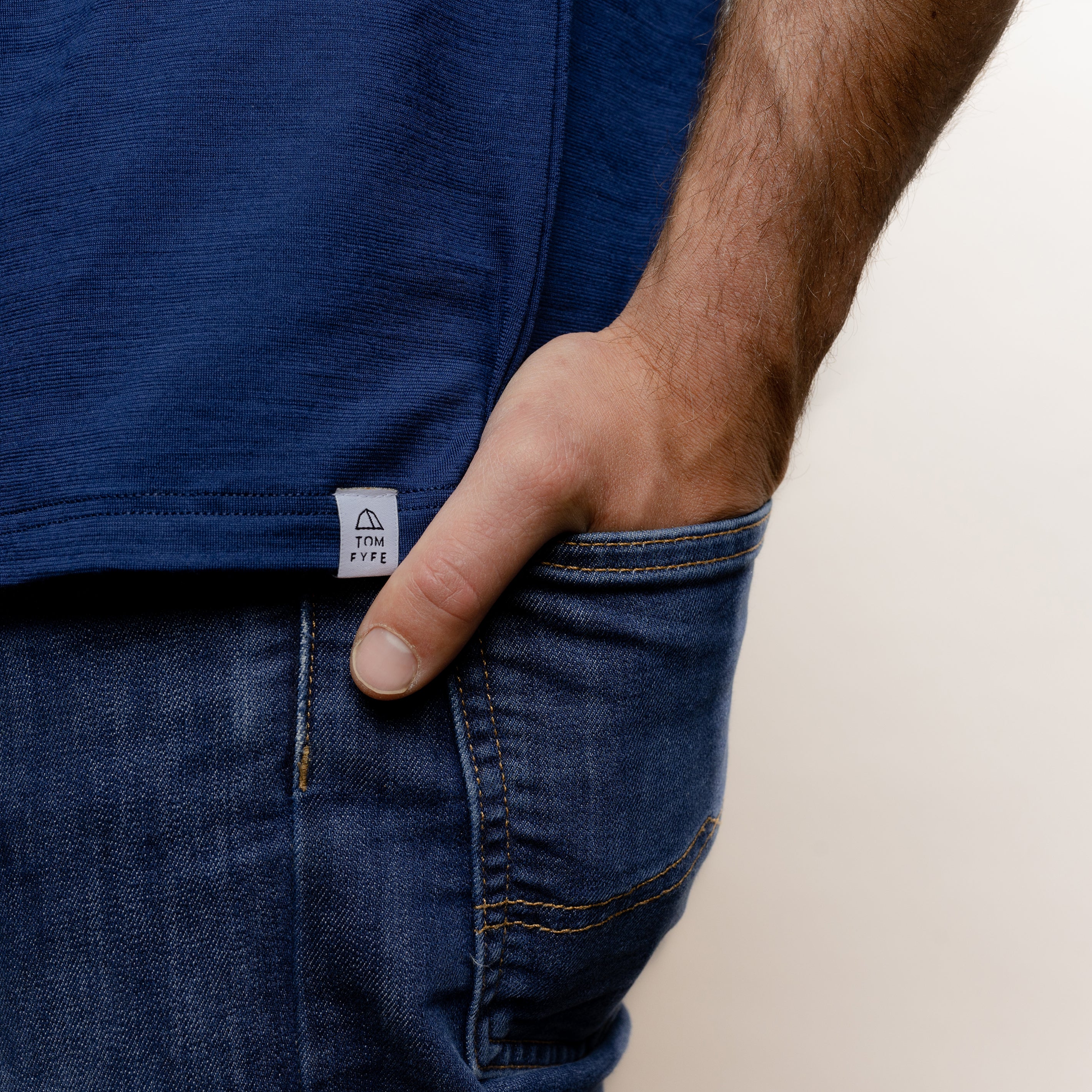 Merino Herren Shirt mit V-Ausschnitt Logo von Tom Fyfe in Marine 